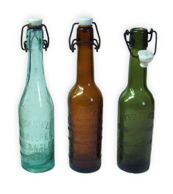 Butelki do piwa i wody mineralnej, miejscowych firm O. Laasch, A. Seidel, W. Schalinsky, szkło barwione, okres międzywojenny.