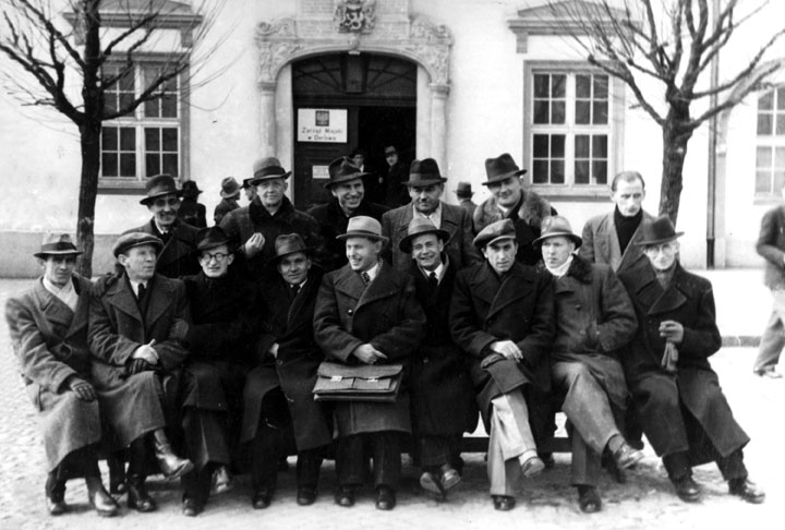 Pierwszy Zarząd Miejski miasta Darłowa z 1945 r. W środku S. Dulewicz – burmistrz. Fot. ze zbiorów muzeum
